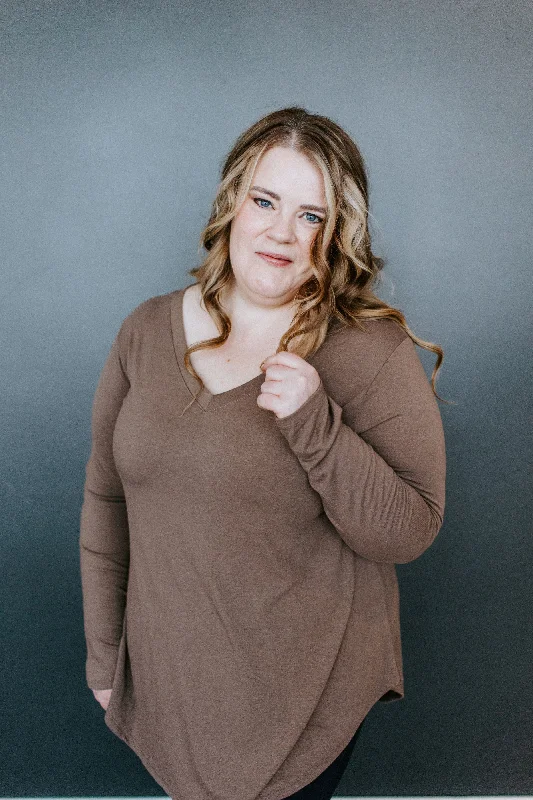 BASIC LONG-SLEEVE V-NECK TEE IN MOCHA